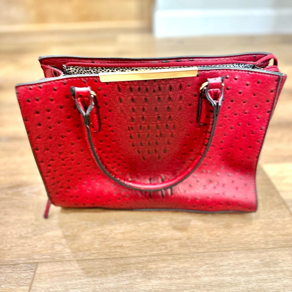Stunning Red Crocodile Textured Handbag – Chic & Statement-Making!